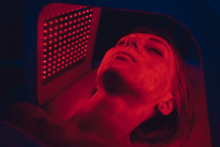 red light therapy facial treatment