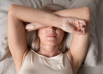 Mature woman with insomnia, highlighting what are the signs that you need hormone replacement therapy